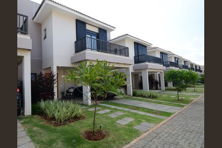 Casa de condomínio à venda com 145m², 3 quartos e 2 vagasFachada