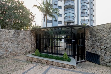 Apartamento à venda com 130m², 4 quartos e 3 vagas Apartamento à venda com 130m², 4 quartos e 3 vagasFachada e portaria