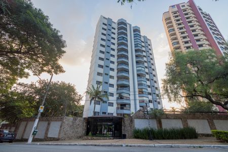Apartamento à venda com 130m², 4 quartos e 3 vagas Apartamento à venda com 130m², 4 quartos e 3 vagasFachada e portaria