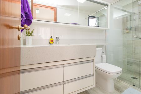 Apartamento à venda com 130m², 4 quartos e 3 vagas Apartamento à venda com 130m², 4 quartos e 3 vagasBanheiro da Suíte 1