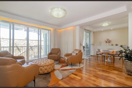 Casa à venda com 424m², 4 quartos e 4 vagas Casa à venda com 424m², 4 quartos e 4 vagasSala