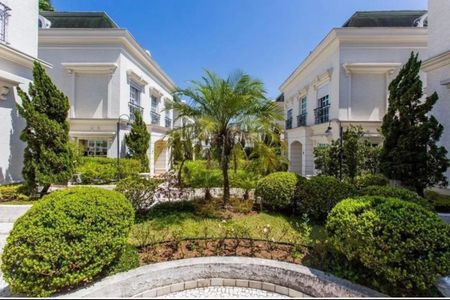 Casa à venda com 424m², 4 quartos e 4 vagas Casa à venda com 424m², 4 quartos e 4 vagasÁrea Comum