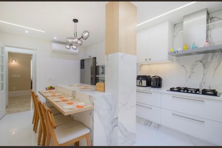 Casa à venda com 424m², 4 quartos e 4 vagas Casa à venda com 424m², 4 quartos e 4 vagasCozinha