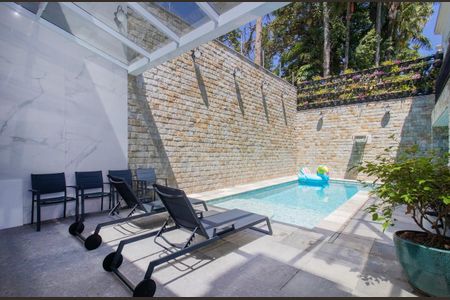 Casa à venda com 424m², 4 quartos e 4 vagas Casa à venda com 424m², 4 quartos e 4 vagasÁrea Comum