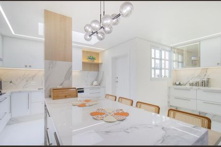 Casa à venda com 424m², 4 quartos e 4 vagas Casa à venda com 424m², 4 quartos e 4 vagasSala