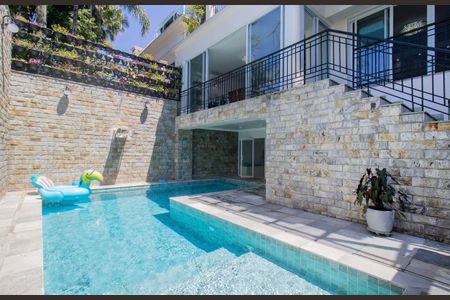 Casa à venda com 424m², 4 quartos e 4 vagas Casa à venda com 424m², 4 quartos e 4 vagasÁrea Comum