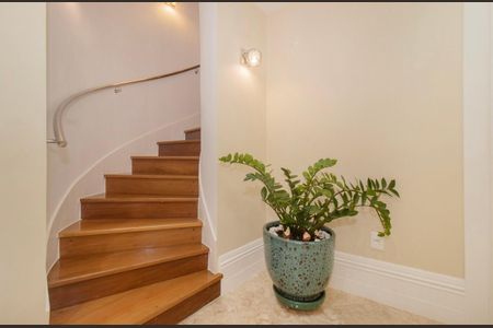 Casa à venda com 424m², 4 quartos e 4 vagas Casa à venda com 424m², 4 quartos e 4 vagasEscada