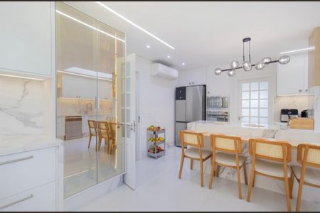 Casa à venda com 424m², 4 quartos e 4 vagas Casa à venda com 424m², 4 quartos e 4 vagasCozinha