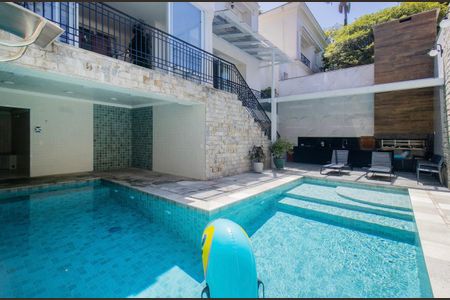 Casa à venda com 424m², 4 quartos e 4 vagas Casa à venda com 424m², 4 quartos e 4 vagasÁrea Comum