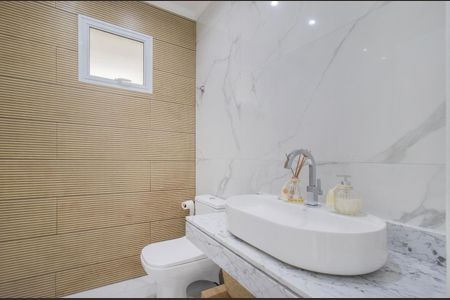 Casa à venda com 424m², 4 quartos e 4 vagas Casa à venda com 424m², 4 quartos e 4 vagasBanheiro