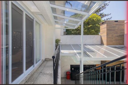 Casa à venda com 424m², 4 quartos e 4 vagas Casa à venda com 424m², 4 quartos e 4 vagasÁrea Comum