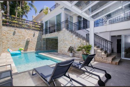 Casa à venda com 424m², 4 quartos e 4 vagas Casa à venda com 424m², 4 quartos e 4 vagasÁrea Comum
