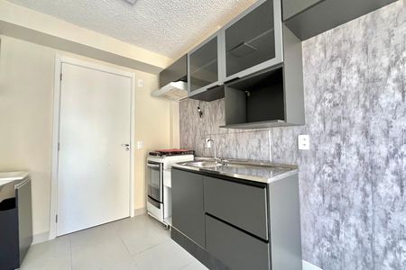 Cozinha de apartamento para alugar com 1 quarto, 27m² em Jardim Itacolomi, São Paulo