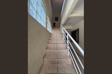 Casa para alugar com 300m², 5 quartos e 2 vagasEscada