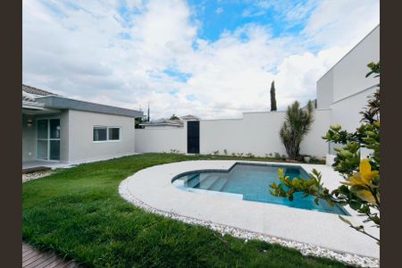 Casa de condomínio à venda com 470m², 4 quartos e 4 vagas Casa de condomínio à venda com 470m², 4 quartos e 4 vagasQuintal