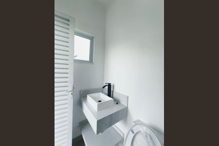 Casa de condomínio à venda com 470m², 4 quartos e 4 vagas Casa de condomínio à venda com 470m², 4 quartos e 4 vagasBanheiro do Quintal