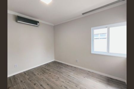 Casa de condomínio à venda com 470m², 4 quartos e 4 vagas Casa de condomínio à venda com 470m², 4 quartos e 4 vagasSuíte 2