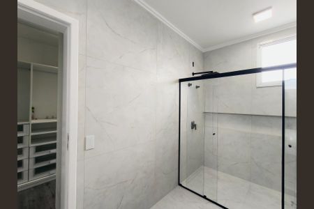 Casa de condomínio à venda com 470m², 4 quartos e 4 vagas Casa de condomínio à venda com 470m², 4 quartos e 4 vagasBanheiro da Suíte 1