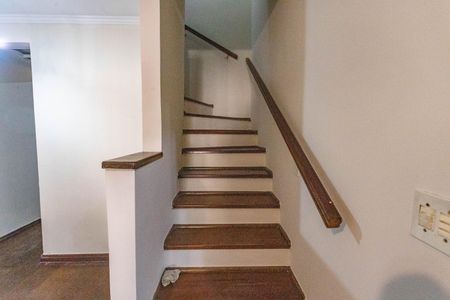 Casa para alugar com 200m², 4 quartos e 2 vagas Casa para alugar com 200m², 4 quartos e 2 vagasEscada