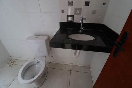 Casa para alugar com 53m², 2 quartos e 2 vagasBanheiro Social
