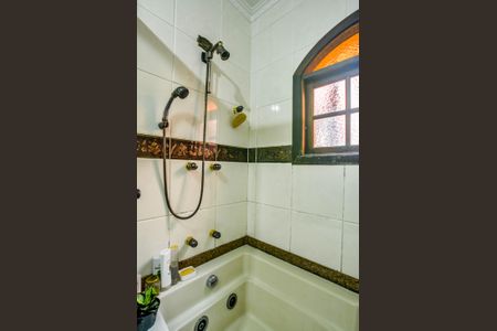 Casa à venda com 330m², 5 quartos e 6 vagasBanheiro da Suíte