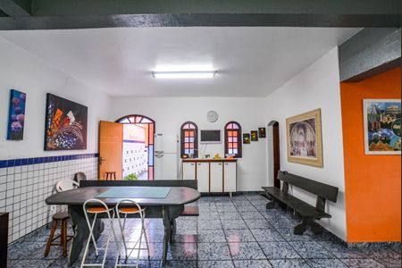 Casa à venda com 330m², 5 quartos e 6 vagasSalão