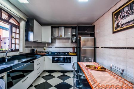 Casa à venda com 330m², 5 quartos e 6 vagasCozinha 1