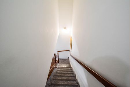 Casa à venda com 330m², 5 quartos e 6 vagasEscada