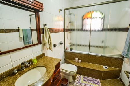 Casa à venda com 330m², 5 quartos e 6 vagasBanheiro da Suíte