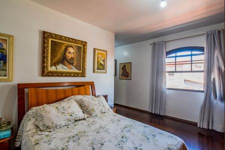 Casa à venda com 330m², 5 quartos e 6 vagasQuarto Suíte