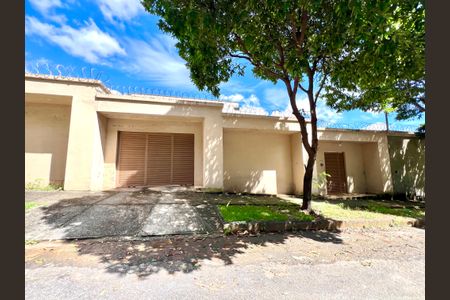 Casa à venda com 600m², 6 quartos e 4 vagasFachada