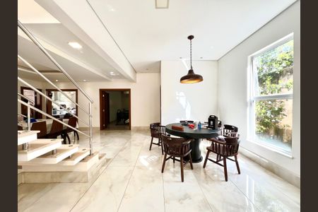 Casa à venda com 600m², 6 quartos e 4 vagasSala 1