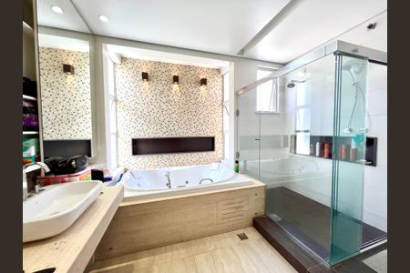 Casa à venda com 600m², 6 quartos e 4 vagasBanheiro da Suíte