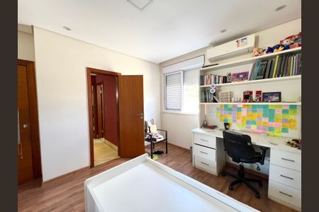 Casa à venda com 600m², 6 quartos e 4 vagasQuarto 2
