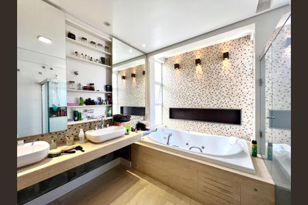 Casa à venda com 600m², 6 quartos e 4 vagasBanheiro da Suíte