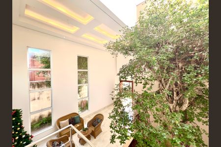 Casa à venda com 600m², 6 quartos e 4 vagasEscada