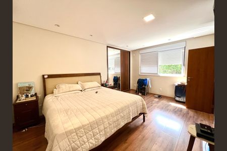 Casa à venda com 600m², 6 quartos e 4 vagasQuarto 5