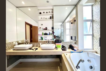 Casa à venda com 600m², 6 quartos e 4 vagasBanheiro da Suíte