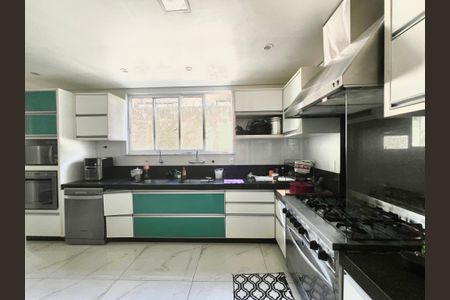 Casa à venda com 600m², 6 quartos e 4 vagasCozinha - Armários