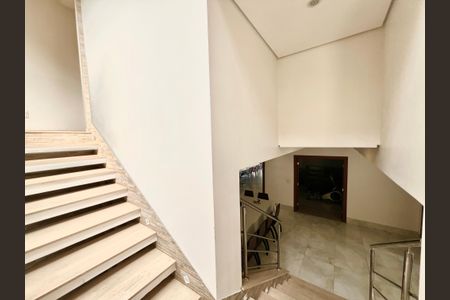 Casa à venda com 600m², 6 quartos e 4 vagasEscada