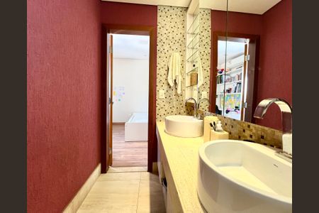Casa à venda com 600m², 6 quartos e 4 vagasBanheiro 1
