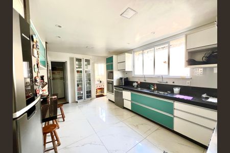 Casa à venda com 600m², 6 quartos e 4 vagasCozinha - Armários