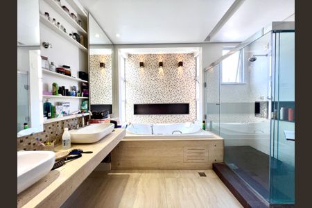 Casa à venda com 600m², 6 quartos e 4 vagasBanheiro da Suíte