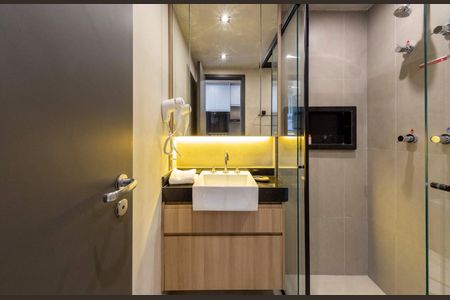 Banheiro de kitnet/studio para alugar com 1 quarto, 27m² em Jardim das Acacias, São Paulo