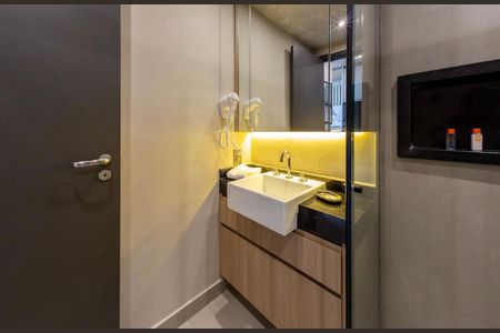 Banheiro de kitnet/studio para alugar com 1 quarto, 27m² em Jardim das Acacias, São Paulo