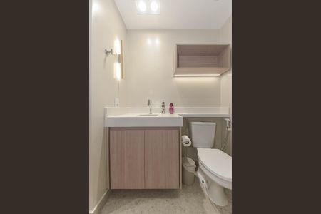 Banheiro social de apartamento para alugar com 1 quarto, 29m² em Vila Cordeiro, São Paulo