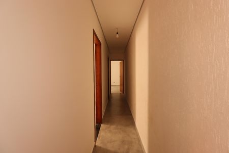 Casa à venda com 100m², 2 quartos e 2 vagasCorredor