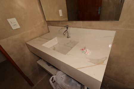 Casa à venda com 100m², 2 quartos e 2 vagasBanheiro da Suíte 2 - Pia