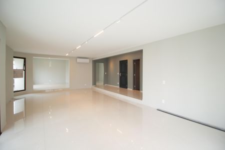 Apartamento para alugar com 246m², 4 quartos e 4 vagas