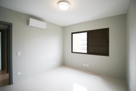 Apartamento para alugar com 246m², 4 quartos e 4 vagas